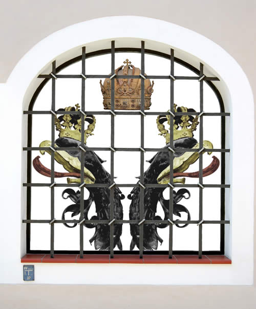 Die Fotomontage zeigt den Brückenkopf-Doppeladler mit Krone, maßstabsgetreu im Schaufenster des Bezirksmuseums.